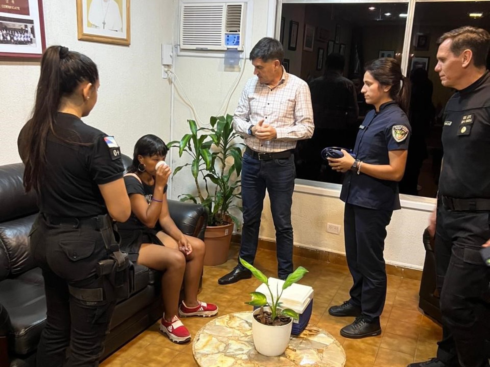 había dicho que iba al baño en medio de un festejo pero se fue a la casa de un amigo