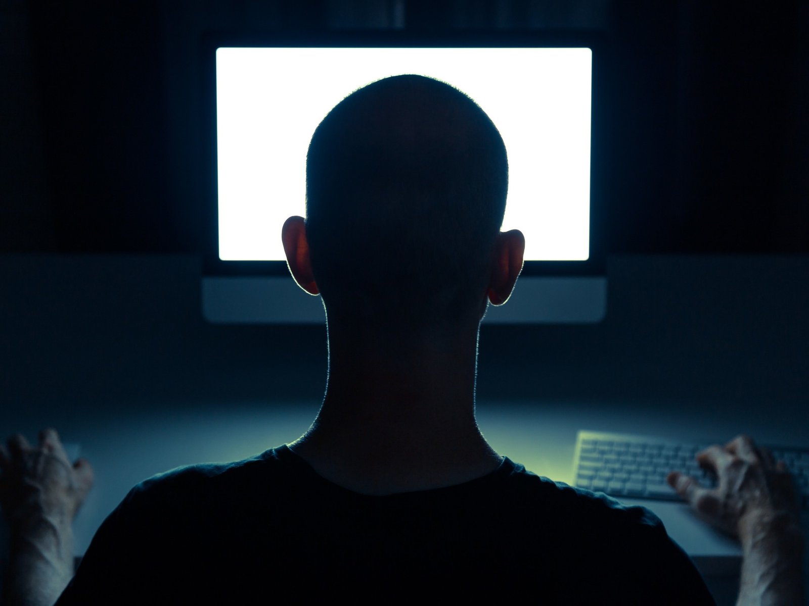 imputaron a un hombre de 67 años por ciberacoso a una alumna de 13 en Río Negro