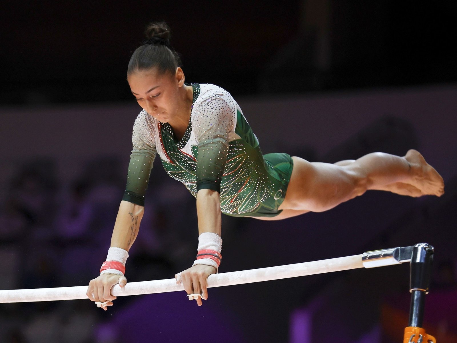 logró el oro en barras asimétricas en el Mundial de gimnasia artística