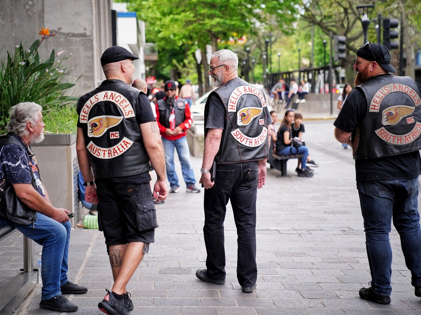 los «Hells Angels» se agarraron a trompadas con trapitos