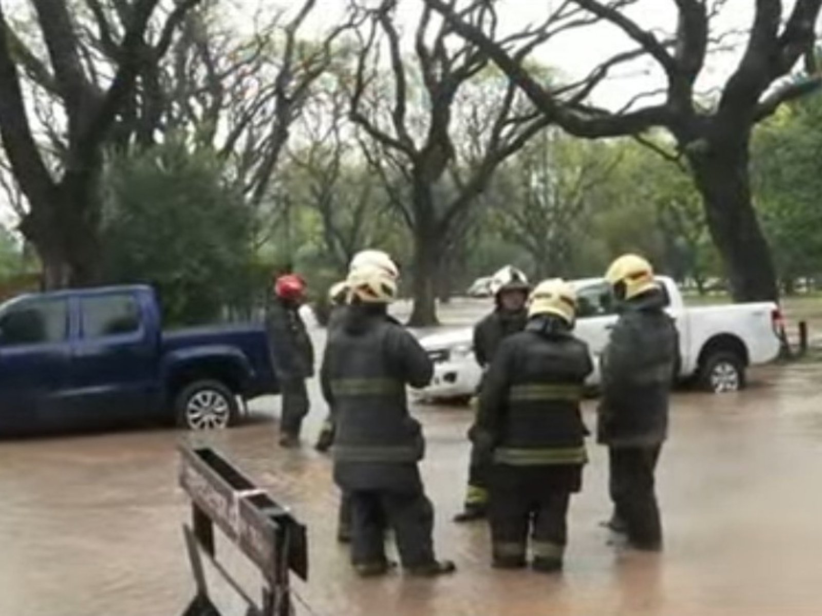 los vecinos no pueden salir de sus casas por el agua y hay caos de tránsito