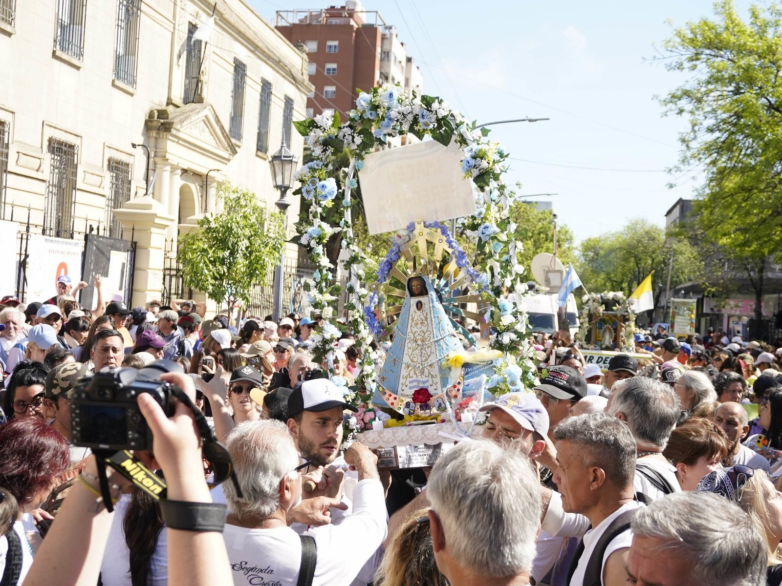 miles de fieles peregrinan desde Liniers hasta Luján para pedir por salud y trabajo