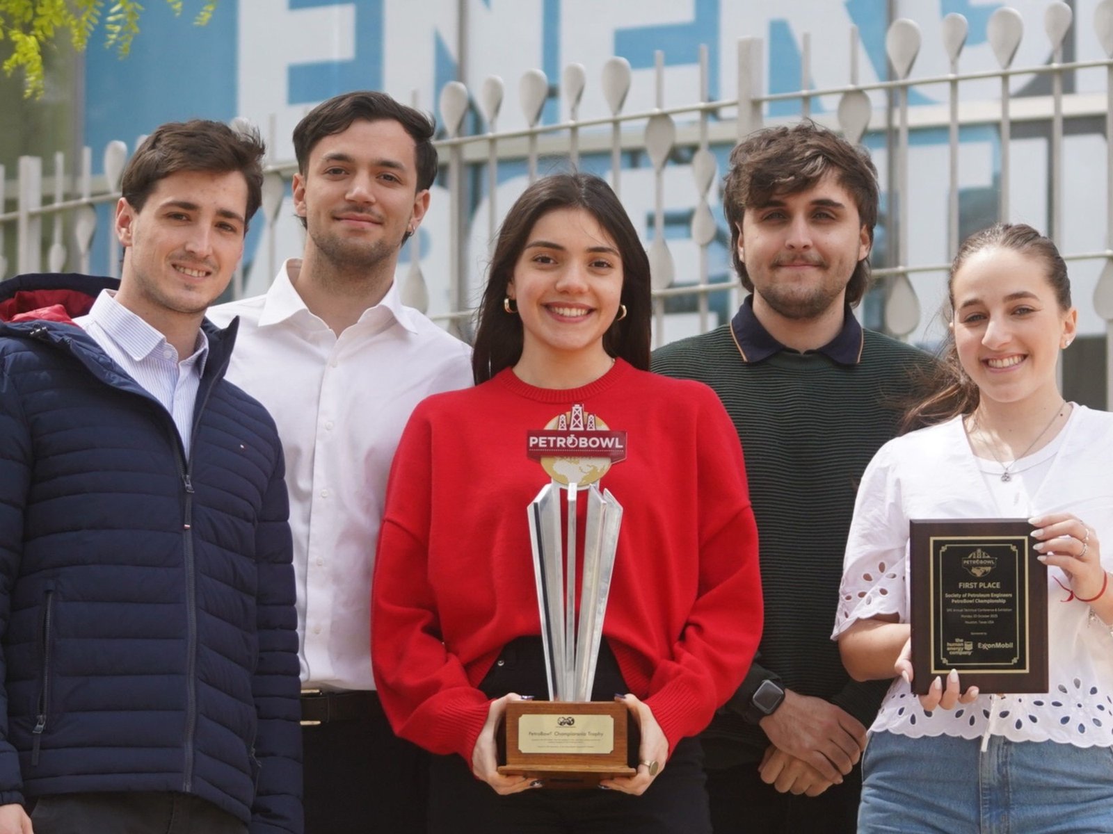 quiénes son los cinco chicos que ganaron el Mundial de Ingeniería en Petróleo