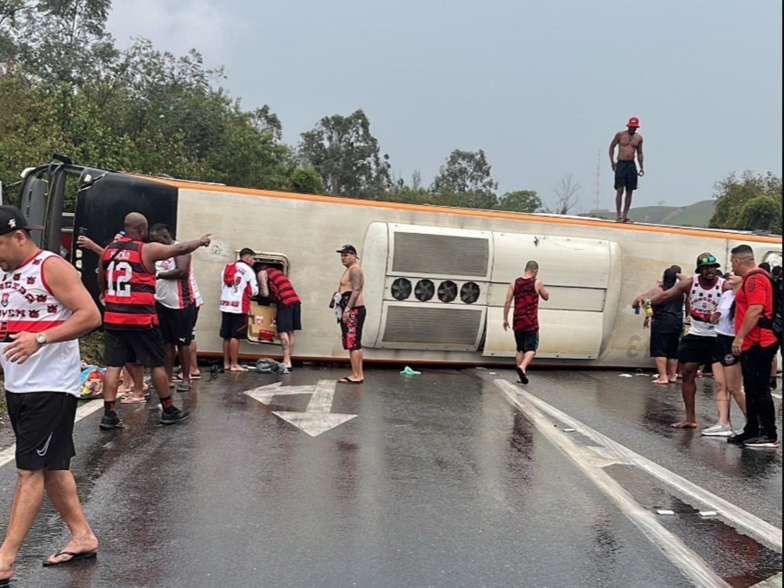 tres hinchas en estado crítico