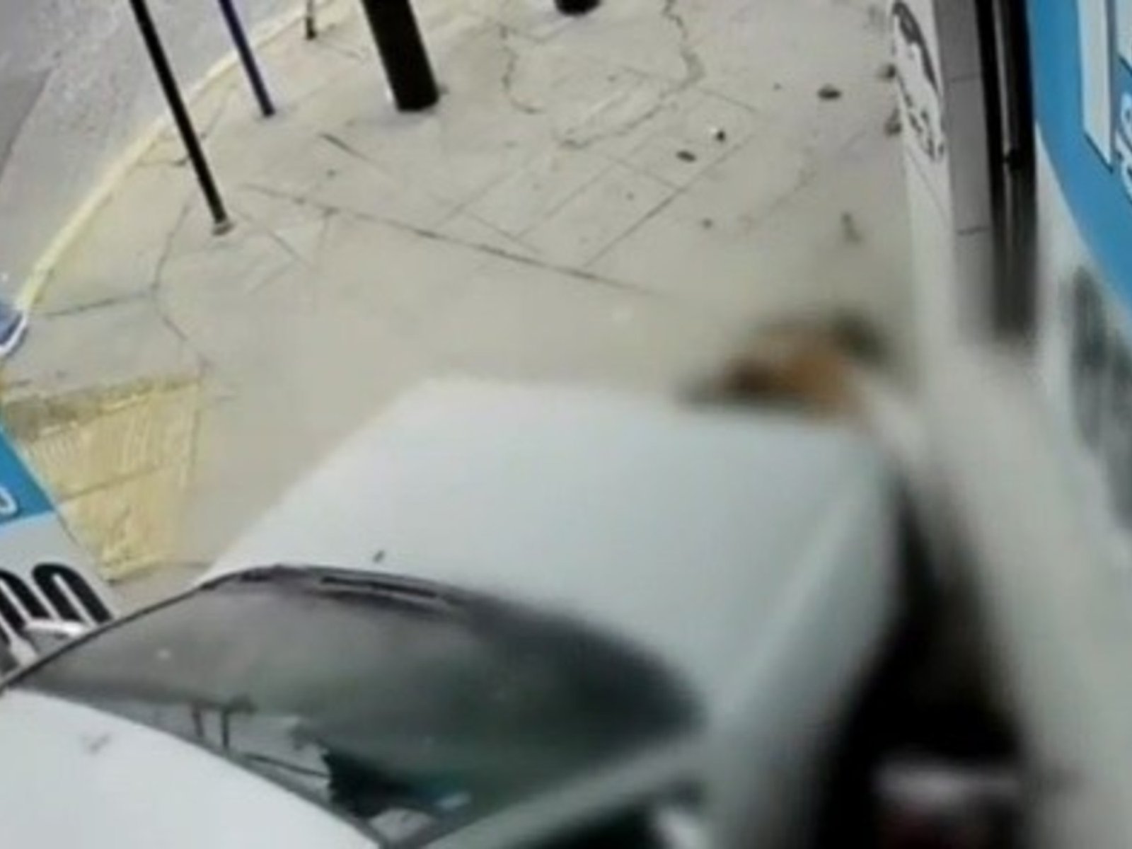 un joven perdió el control del auto, se subió a la vereda y atropelló a dos nenas