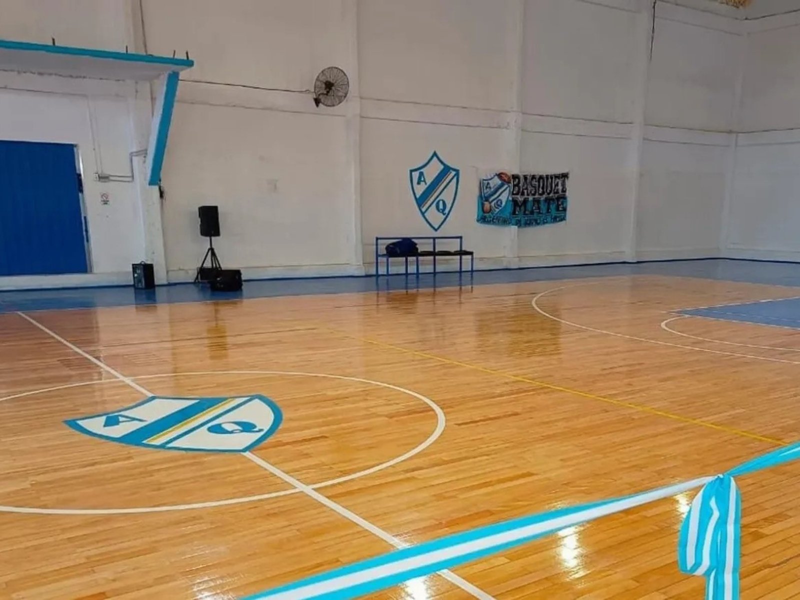 un nene de 8 años está internado en gravísimo estado luego de que le cayera encima un arco de handball