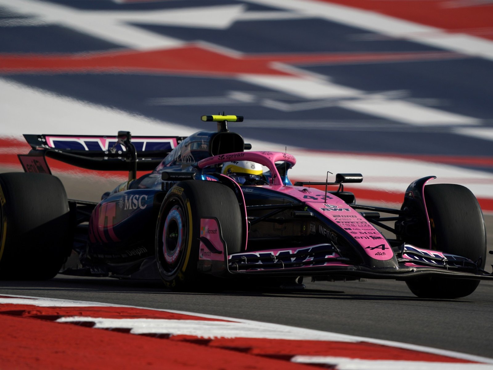 una largada accidentada en la sprint dejó afuera a los McLaren, Verstappen se quedó con el triunfo y Colapinto fue 14°