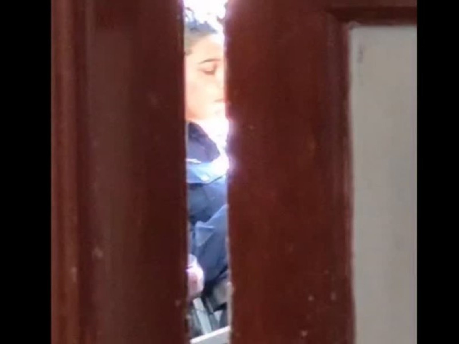 una mujer fue a denunciar violencia de género a una comisaría, pero tardaron una hora y media en atenderla porque los policías estaban almorzando y peinándose