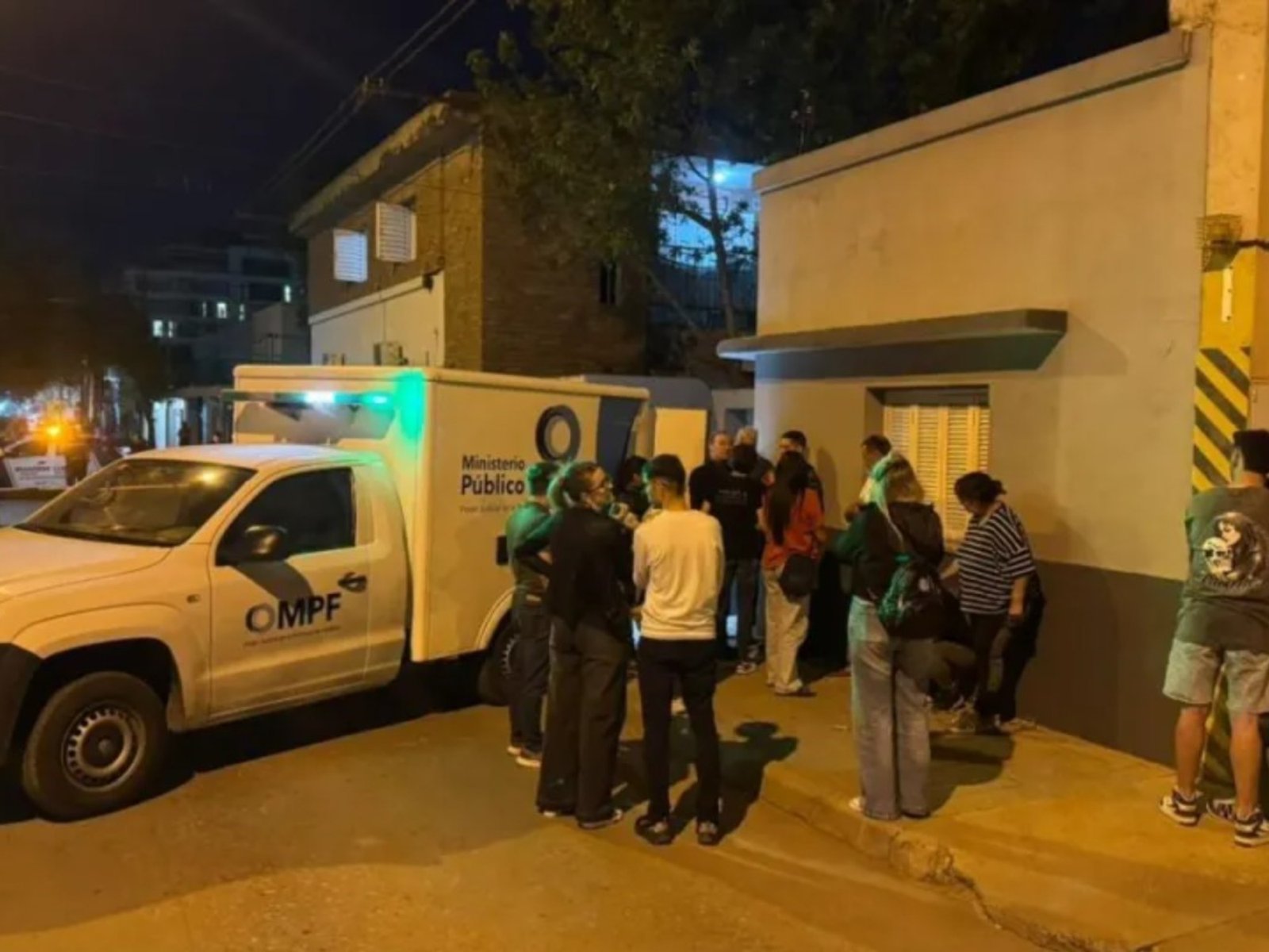 una mujer murió tras ser apuñalada 34 veces e imputaron a su hijo por el crimen