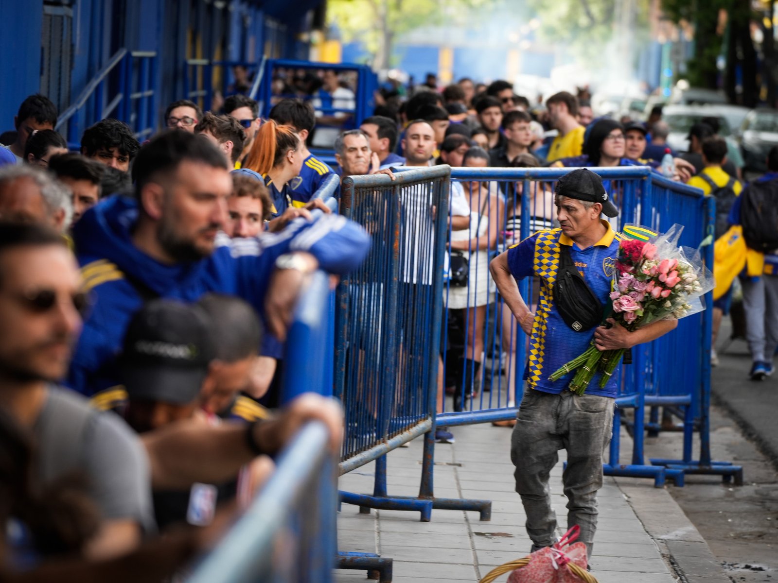 una multitud sin distinción de camiseta, el camino de su adiós y una imagen que le hubiera encantado ver