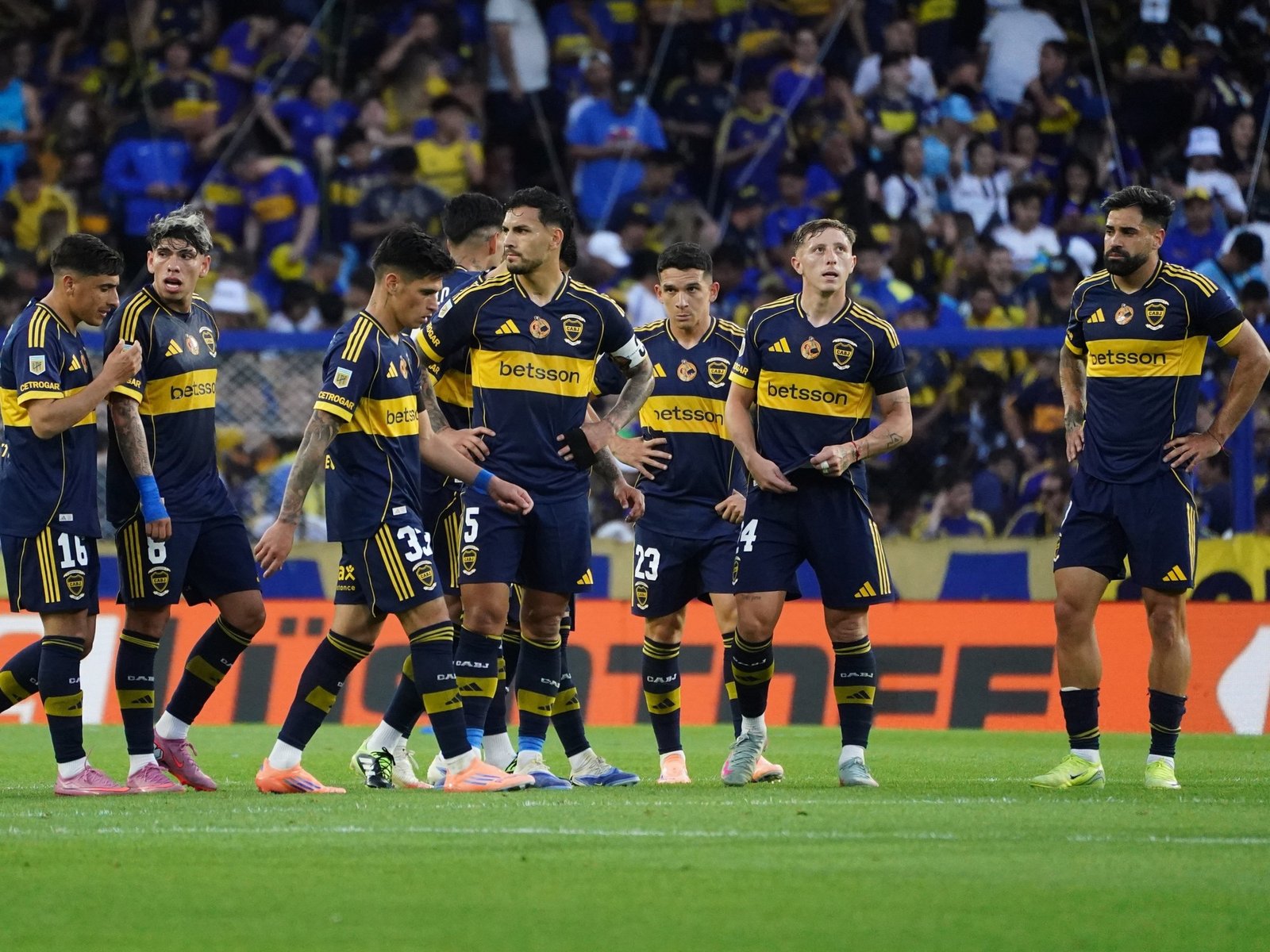 varios aplazados, Paredes que sufrió el desgaste y apenas una actuación para destacar