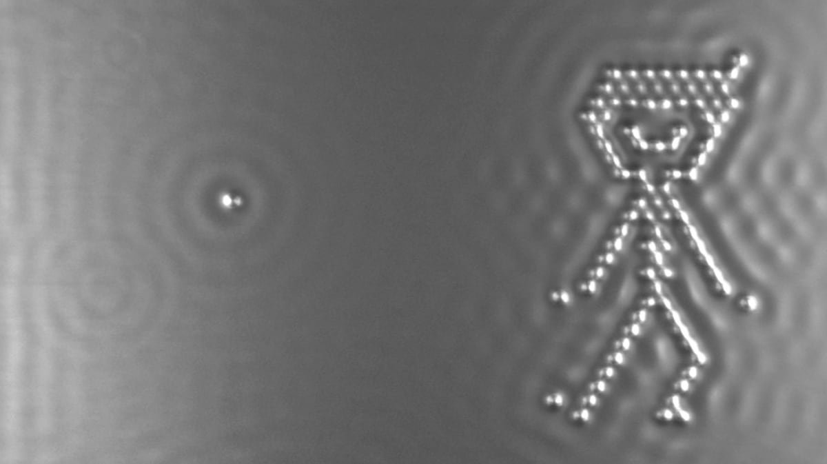 ¿Por qué no se escapa el agua de un vaso entre los átomos del cristal, que en teoría son huecos? | Las científicas responden | Ciencia