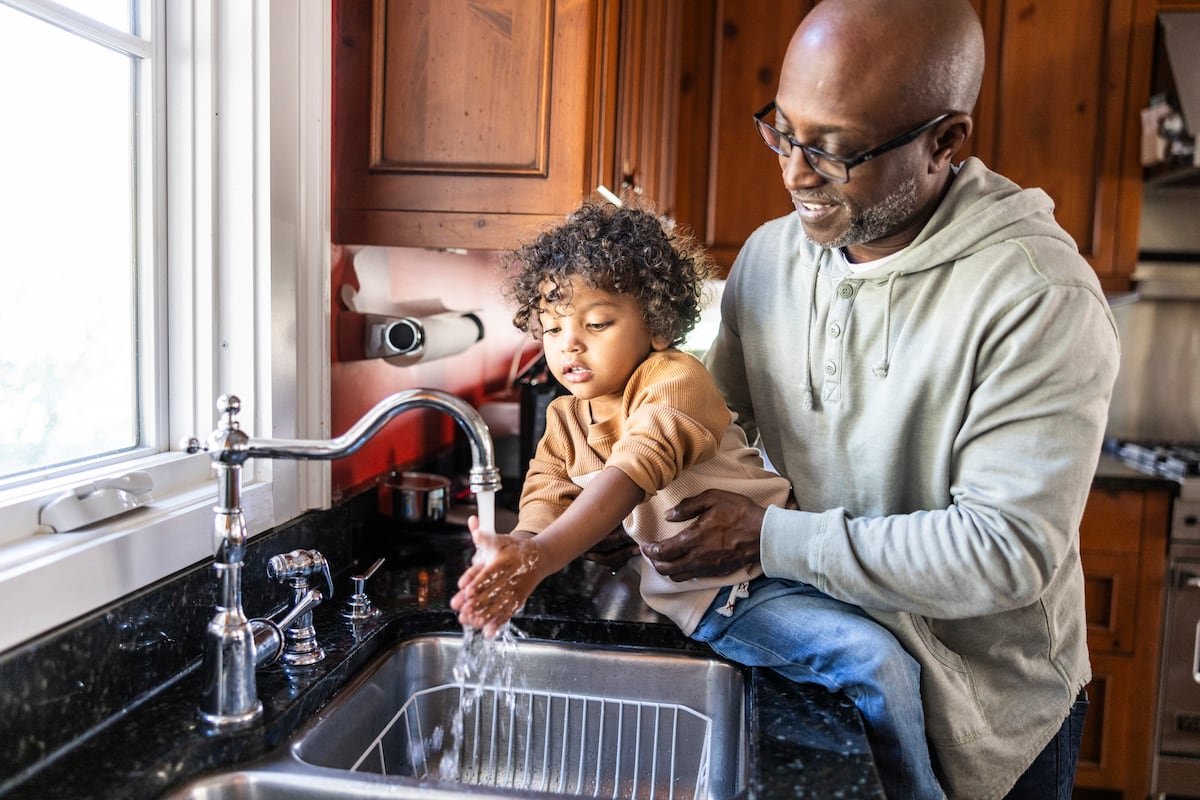 ¿Tienes las manos limpias? ¿Esta mesa se recoge sola? 20 frases de padre que te verás repitiendo a tus hijos | Familia | Mamas & Papas