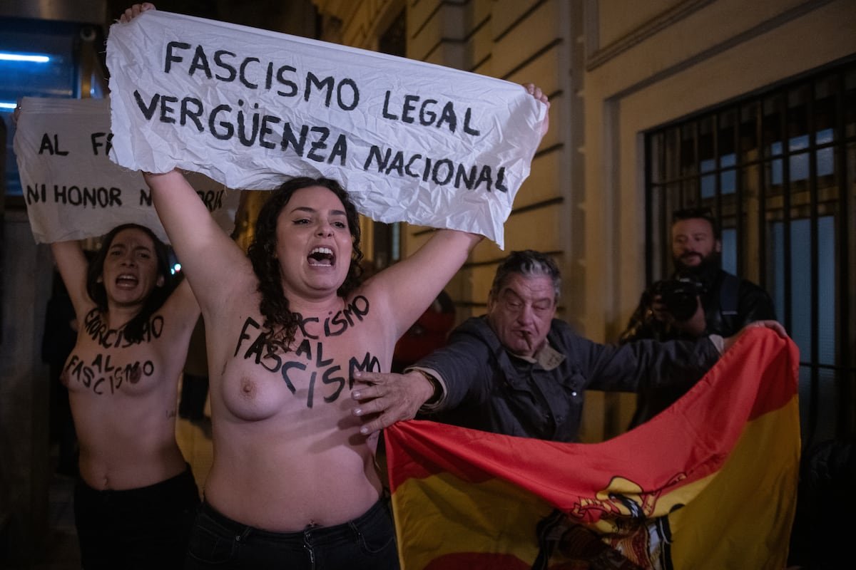 Activistas de Femen protestan en una misa en honor a Franco con amplia asistencia de jóvenes | España