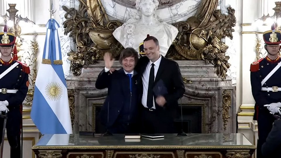 Adorni juró como jefe de Gabinete | Trámite exprés y con aduladores