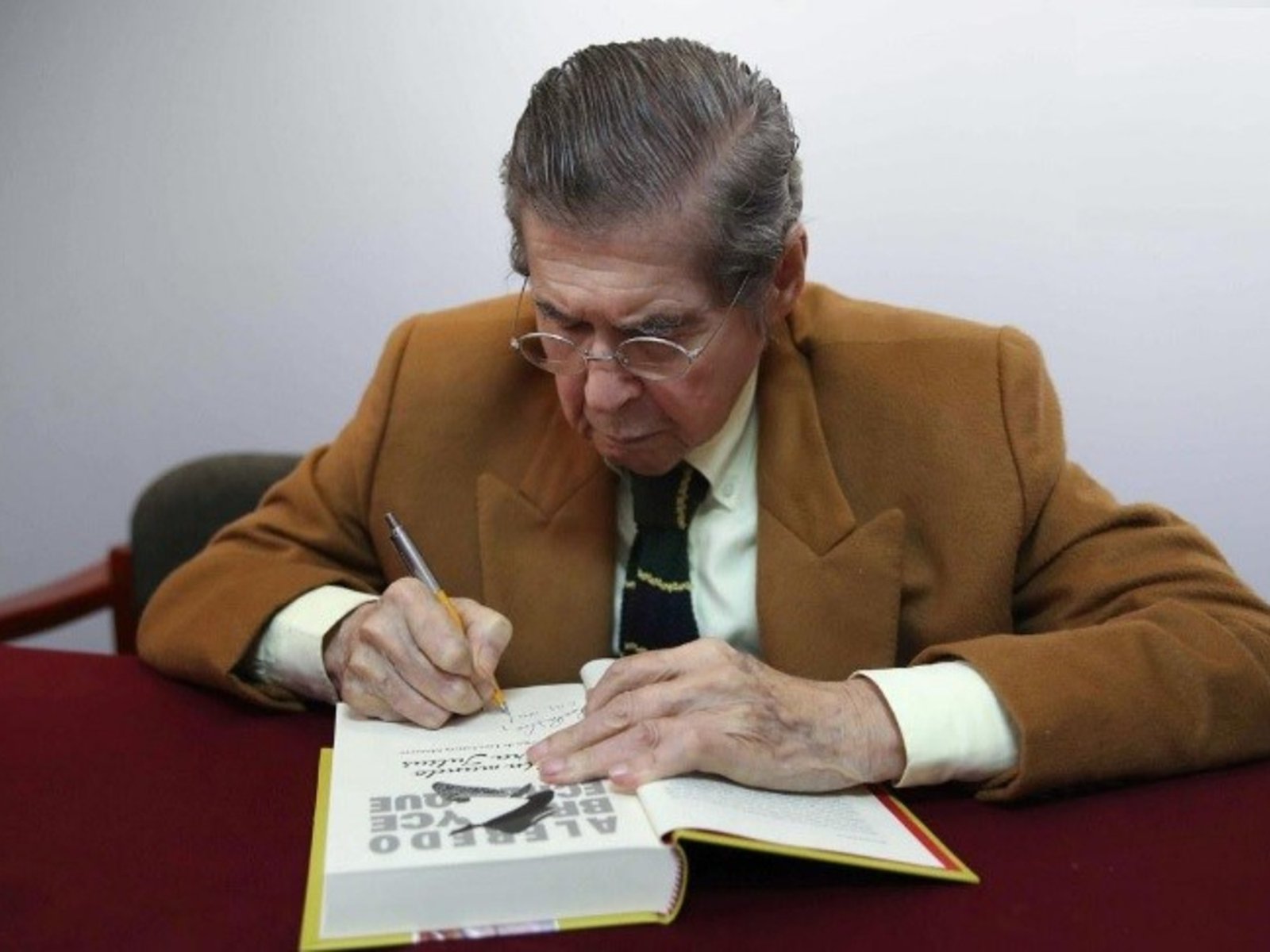 Alfredo Bryce Echenique entregó el manuscrito de ‘Un mundo para Julius’ al Instituto Cervantes