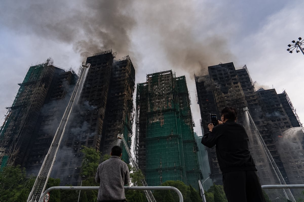 Ascienden a 75 los muertos en el incendio de un complejo residencial en Hong Kong | Internacional