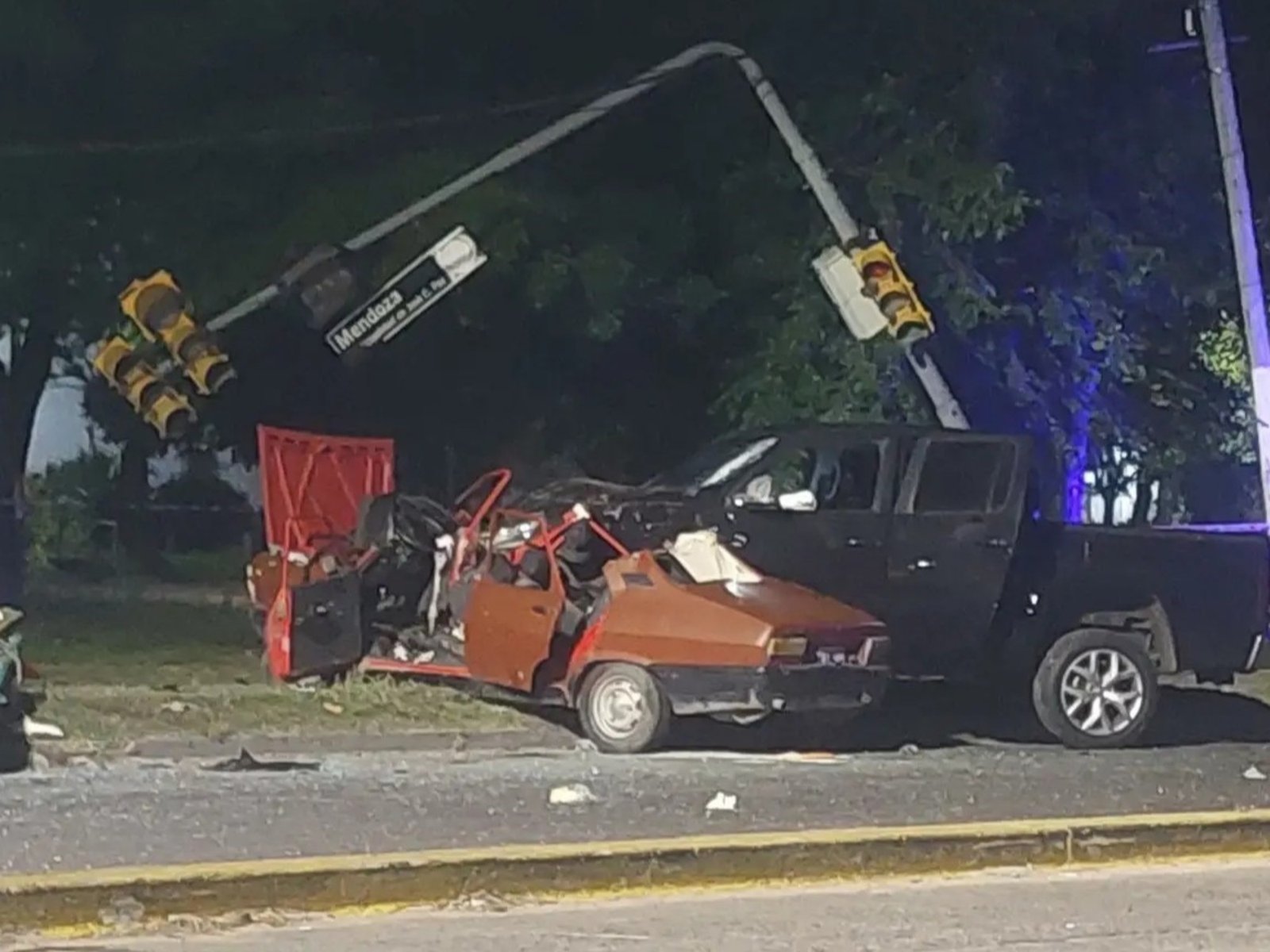 Así fue el choque entre la Amarok y el Renault 12 que terminó con una pareja muerta y una nena en grave estado