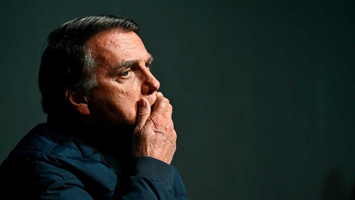 Así se vio el momento en que Jair Bolsonaro intenta quemar su tobillera electrónica por «paranoia» inducida por medicamentos