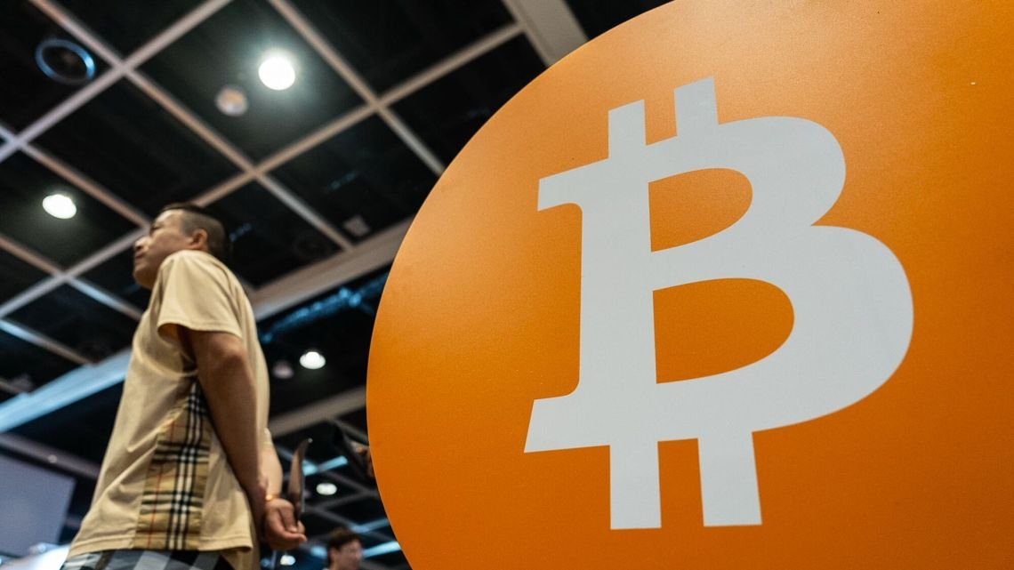 Bitcoin inicia la semana con pérdidas y apunta a su peor mes desde 2022