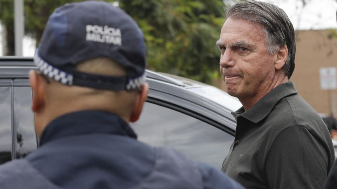 Bolsonaro fue enviado a la cárcel en Brasil: “Intentó romper su tobillera electrónica para fugarse esta tarde»
