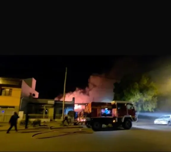 Bomberos Voluntarios controlaron voraz incendio en Esquel durante la madrugada