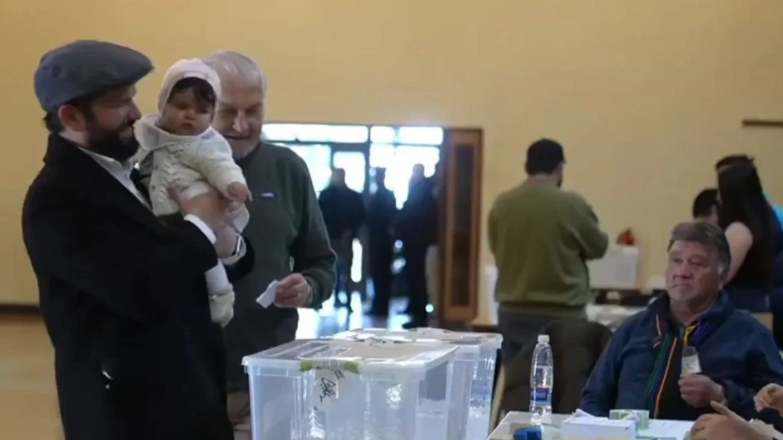 Boric votó en Punta Arenas con su hijita Violeta: «Chile es una familia, más allá de todas las diferencias»
