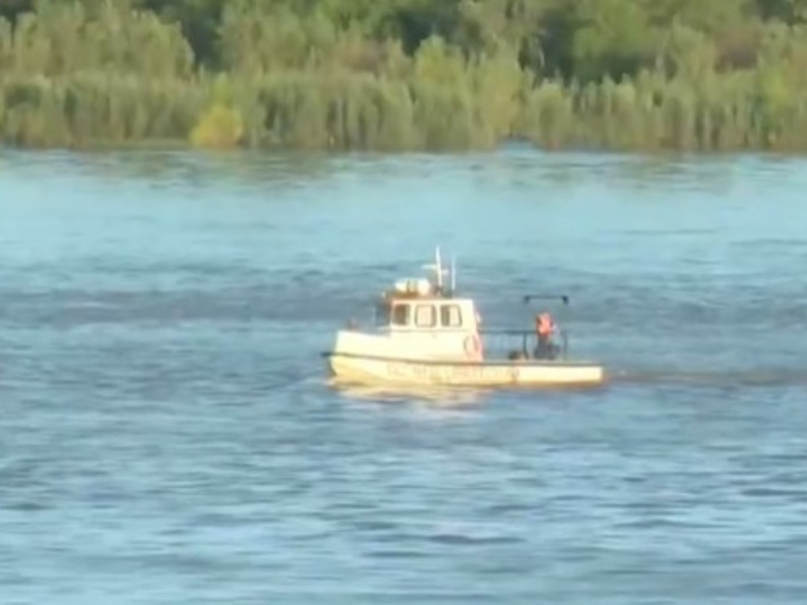 Buscan a un policía en el Río Paraná luego de que su lancha se hundiera por un choque