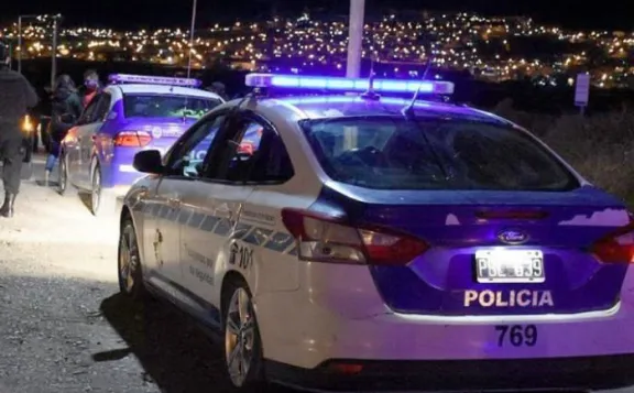 Caleta Olivia: rompió el vidrio de un auto, robó una mochila y terminó detenido