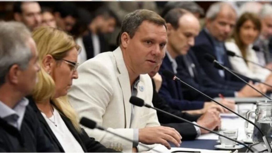 Carbap aseguró que es la Legislatura la que debe definir el esquema impositivo y evitar conceder “poderes especiales” a Kicillof