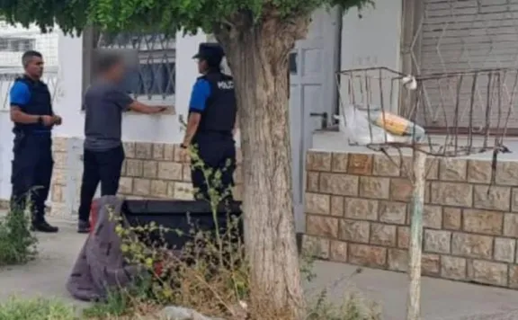 Cayó «Chucky» Monsalvo cargando dos televisores envueltos en una manta