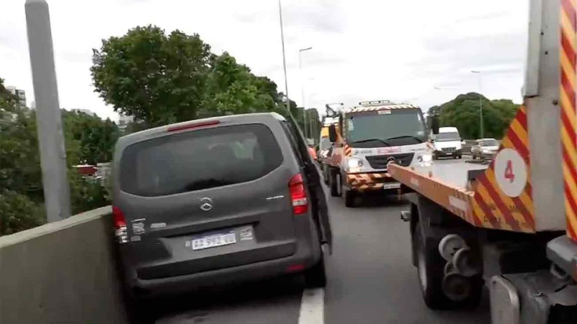 Choque múltiple en Autopista 25 de Mayo: una camioneta perdió el control y saltó al carril opuesto