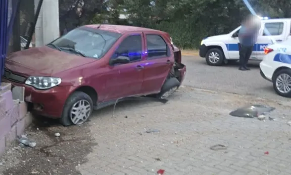 Conducía alcoholizado y chocó contra una vivienda: fue imputado por hurto y daños