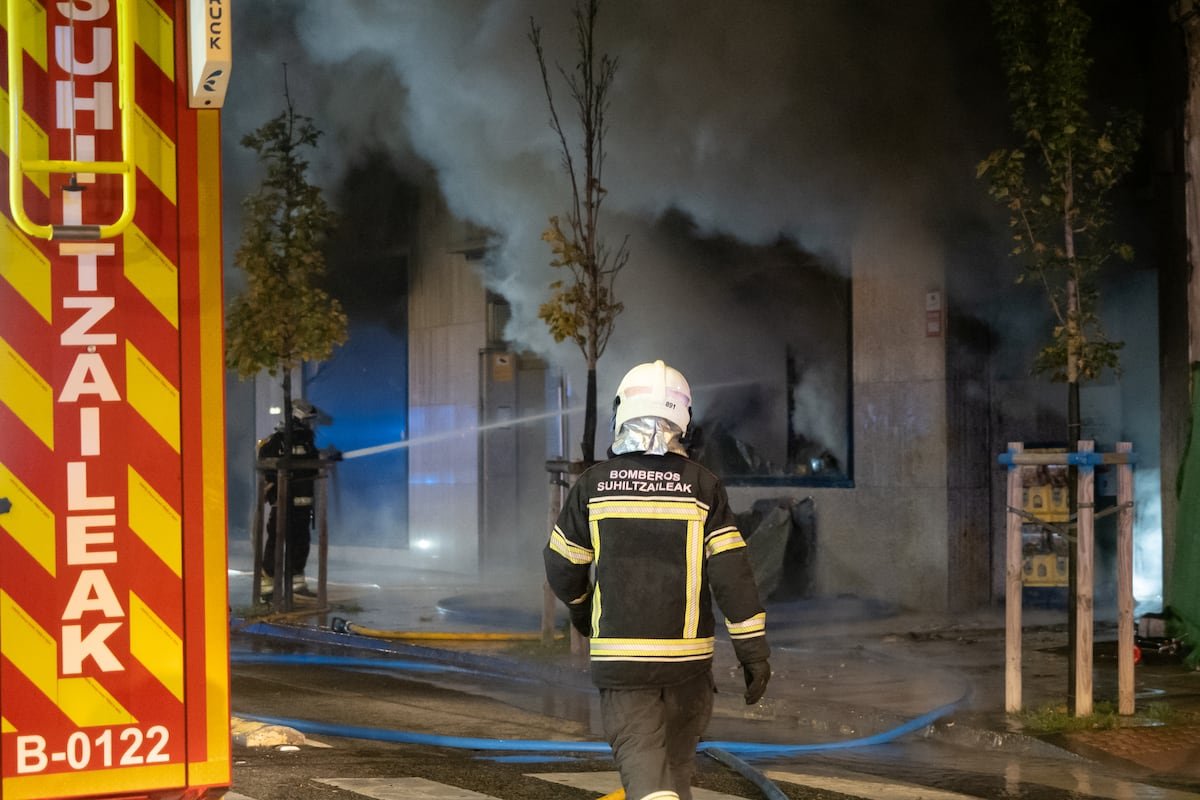 Continúan las labores de extinción del incendio ocurrido en un bazar de Pamplona que obligó a desalojar cuatro edificios | España