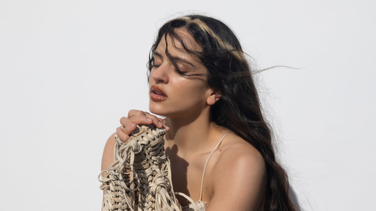 Crítica de ‘Lux’: Rosalía rompe las costuras del pop con un salto al vacío intenso y fascinante | Cultura
