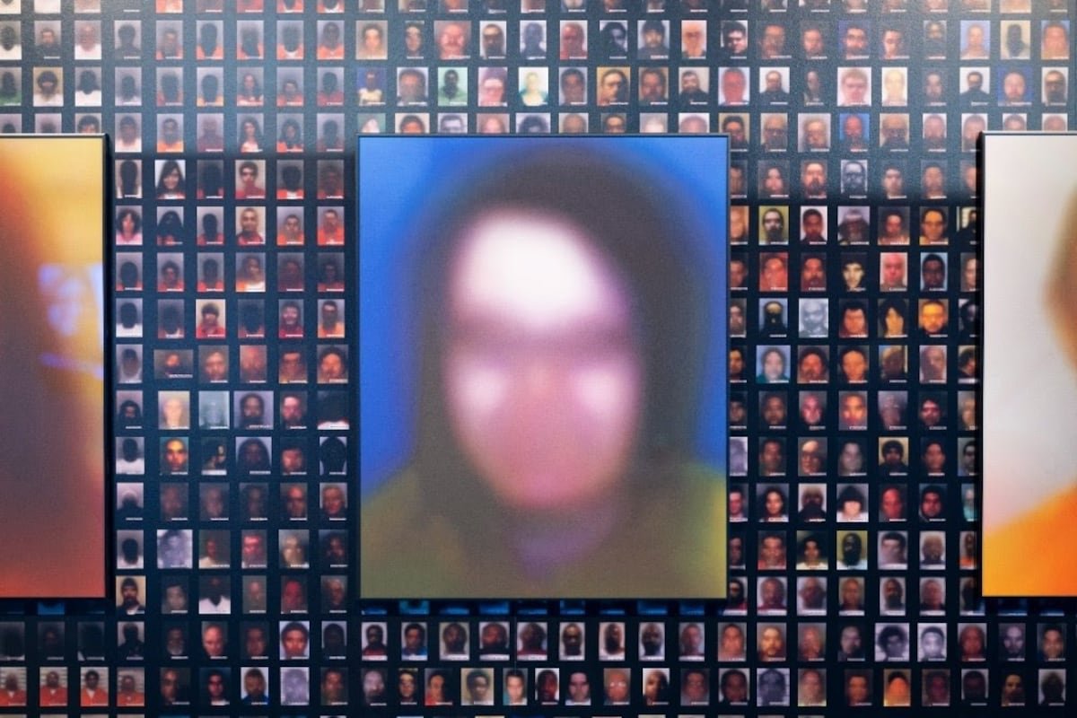 Derechos digitales: En 2025 siempre hay alguien vigilándote | Babelia