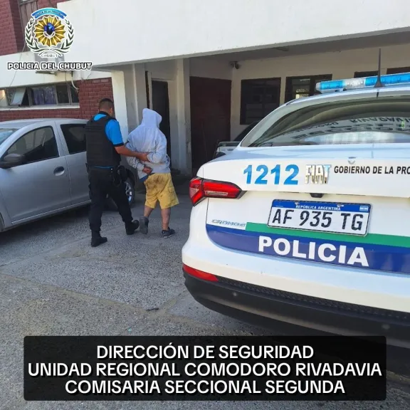 Detienen a un joven que escapaba con productos ocultos entre la ropa