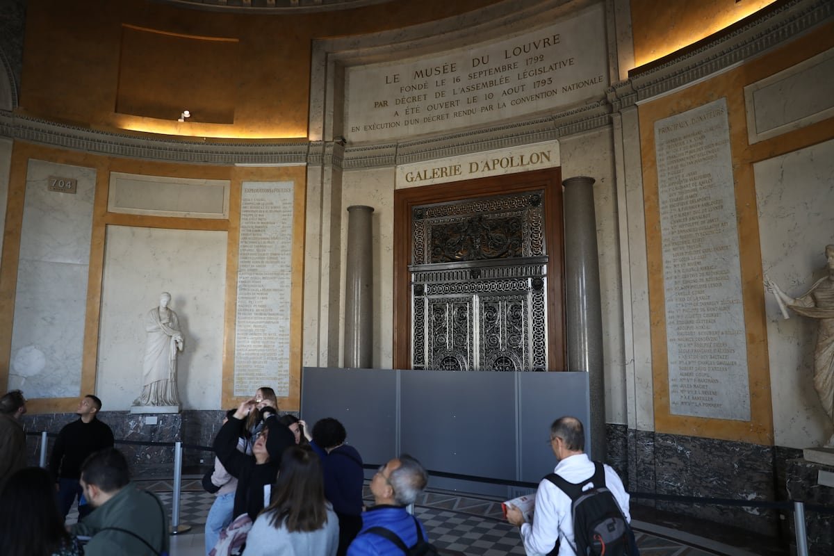 Dos de los detenidos por el robo del Louvre, entre ellos una mujer, entran en prisión | Cultura