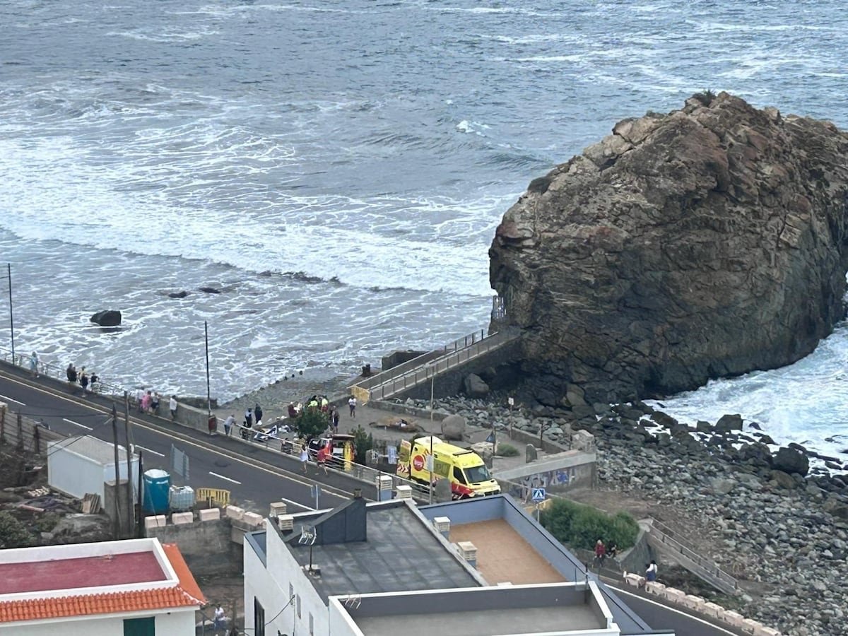 Dos fallecidos y 15 heridos tras caer al agua por golpes de mar en Tenerife | España