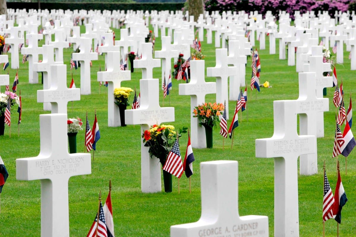 EE UU retira de un cementerio militar de la II Guerra Mundial en Países Bajos una placa sobre la segregación racial en su ejército | Internacional