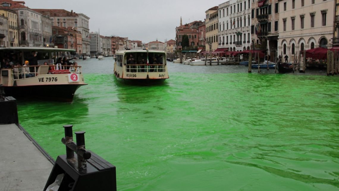 Ecologistas protestan contra la contaminación lanzando tintura verde al Gran Canal de Venecia