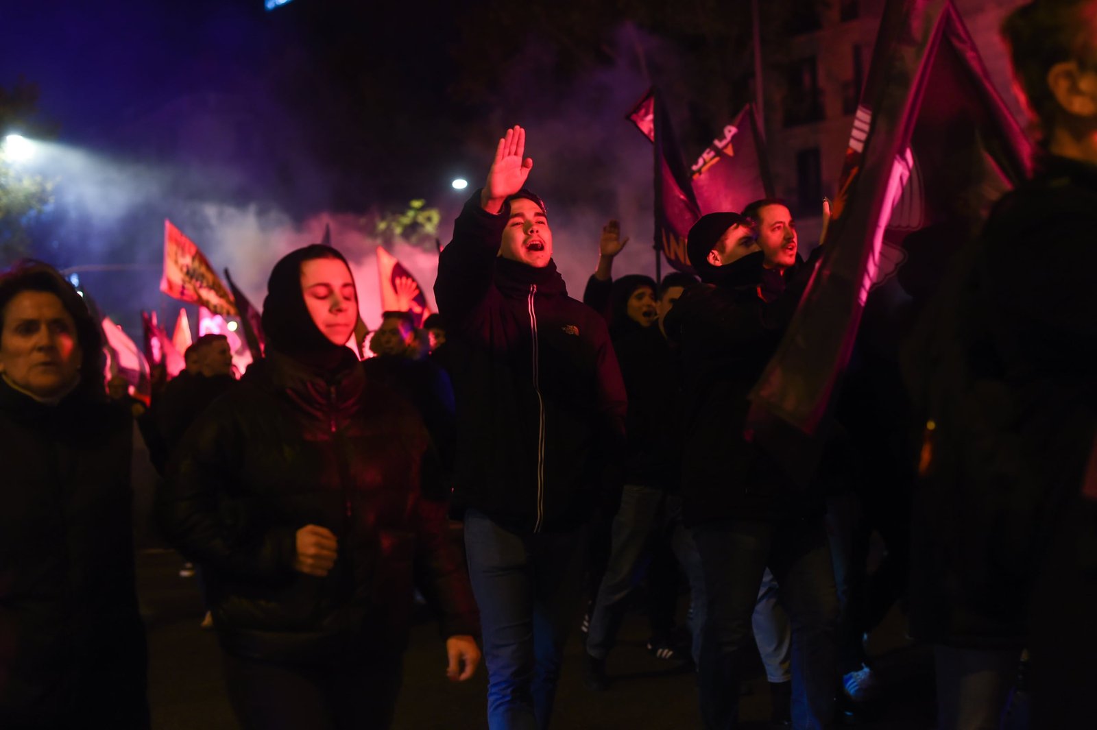 El Gobierno estudia sanciones para quienes lanzaron proclamas racistas y pidieron “un tiro en la nuca” contra Sánchez en una manifestación de Falange