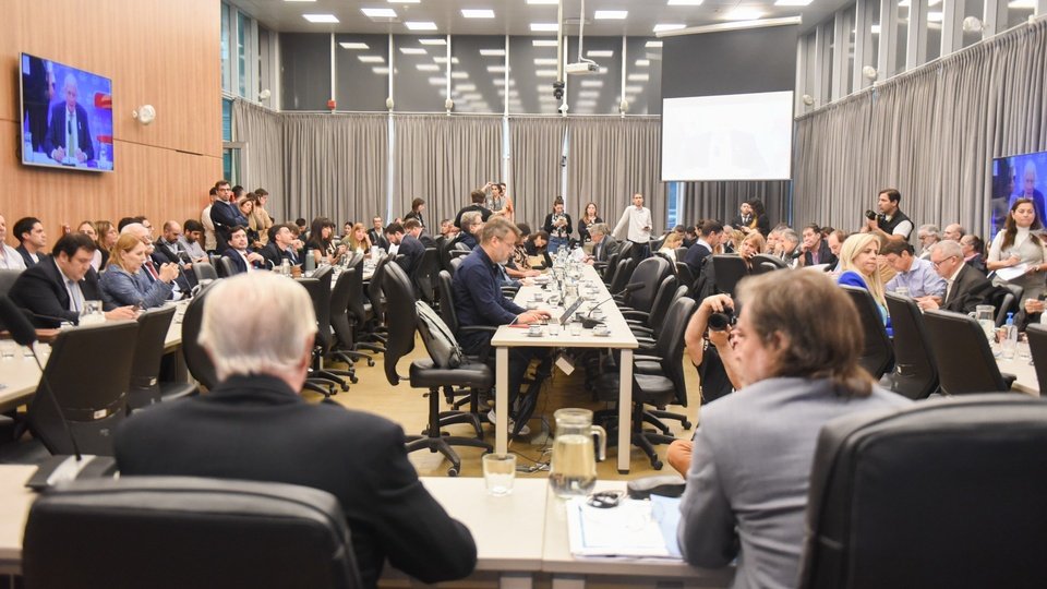 El Gobierno postergó el tratamiento del Presupuesto 2026 | El oficialismo logró dictamen de mayoría y gana tiempo