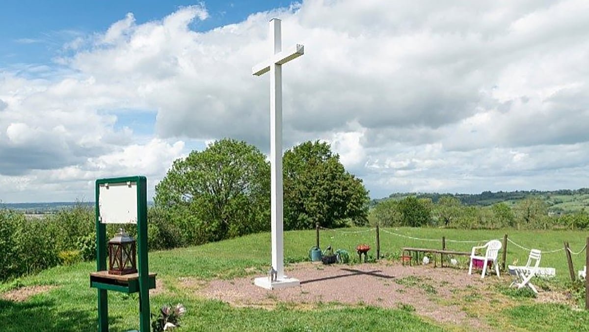 El Vaticano concluye que Jesús ni se apareció ni ordenó erigir una cruz de 738 metros en un pueblo de Francia | Internacional