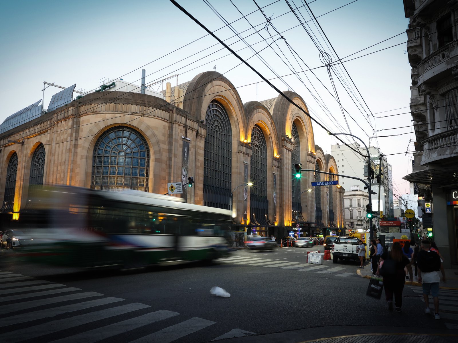 El barrio donde atacaron a la mujer brasileña, plagado de fisuras: «Son impredecibles y peligrosos»