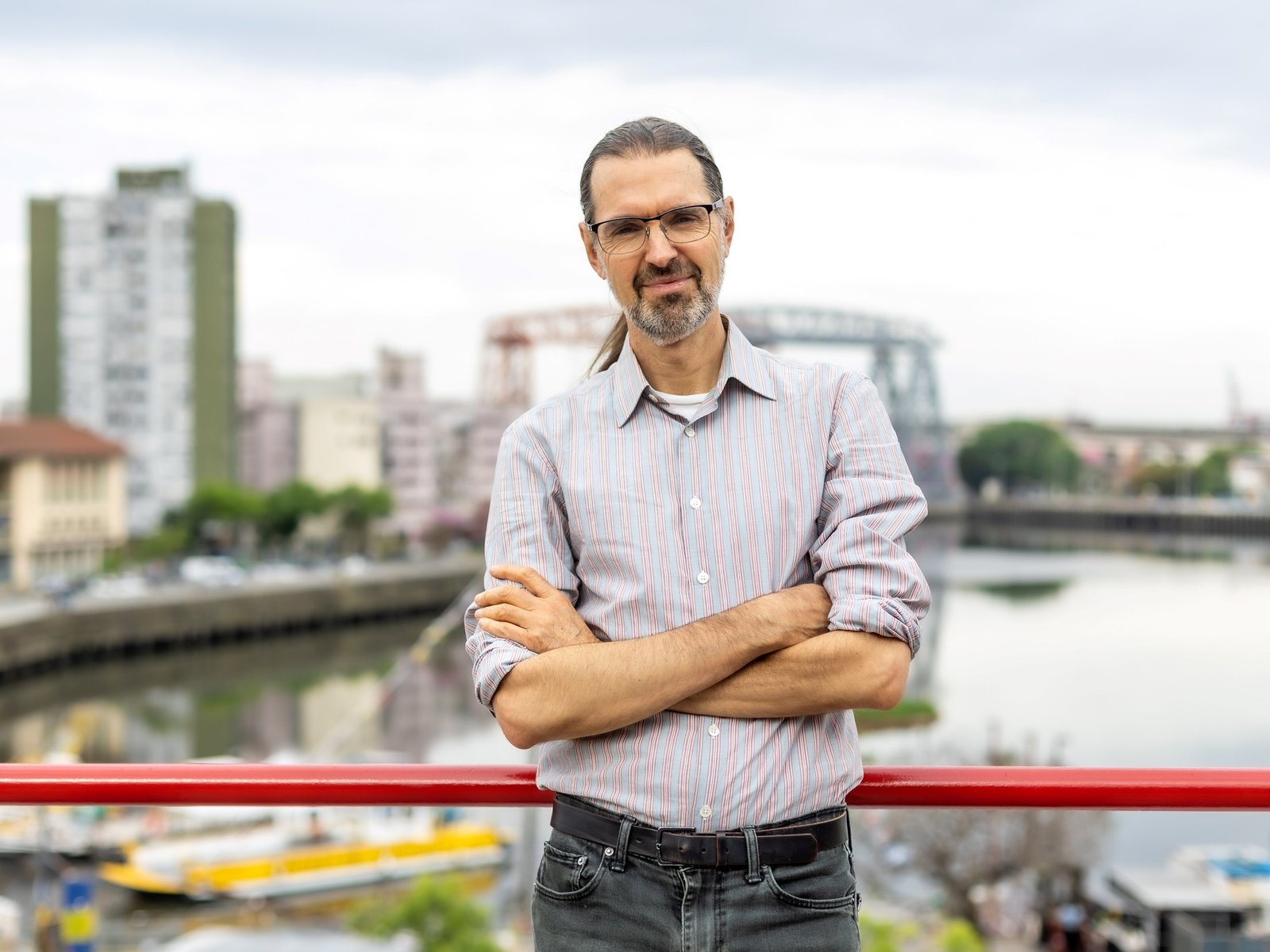 El español Daniel Canogar, explorador de la obsolescencia digital y el exceso de información