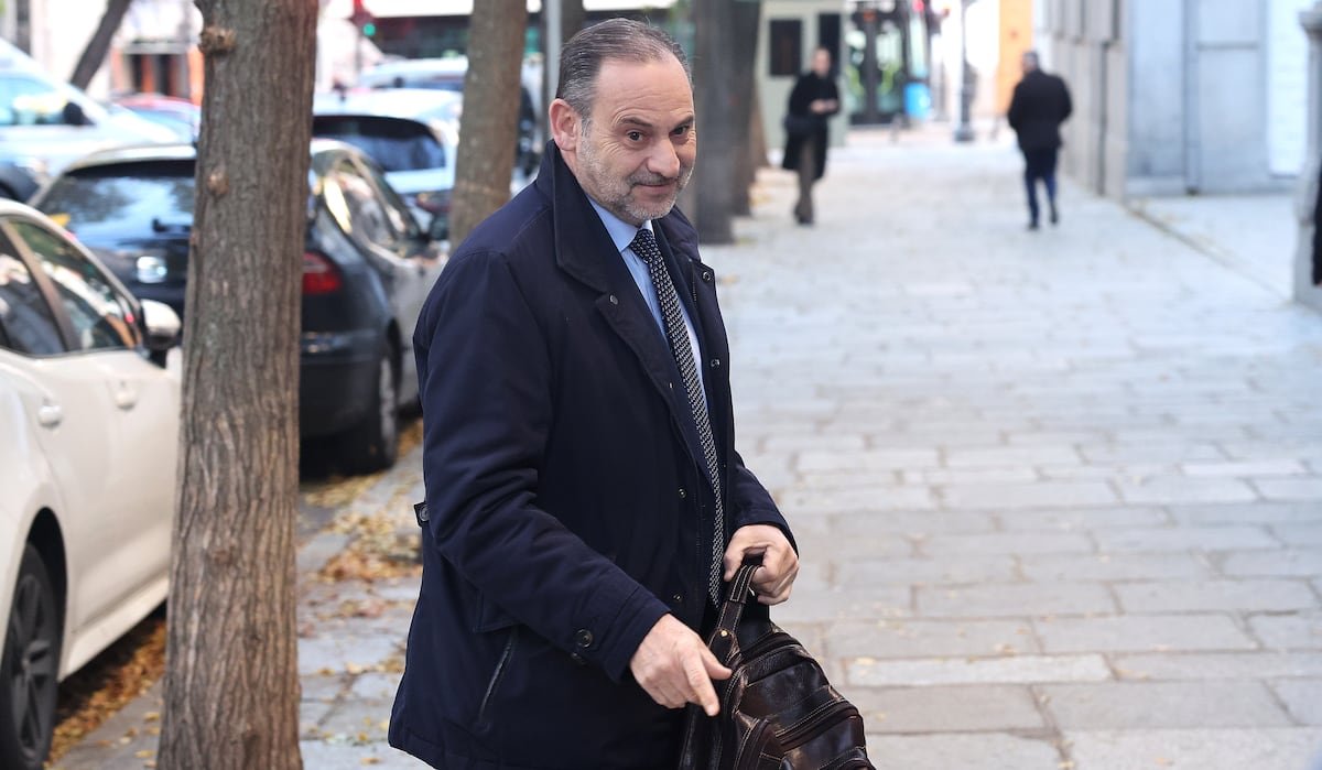 El juez envía a Ábalos y a Koldo García a prisión preventiva por riesgo “extremo” de fuga | España