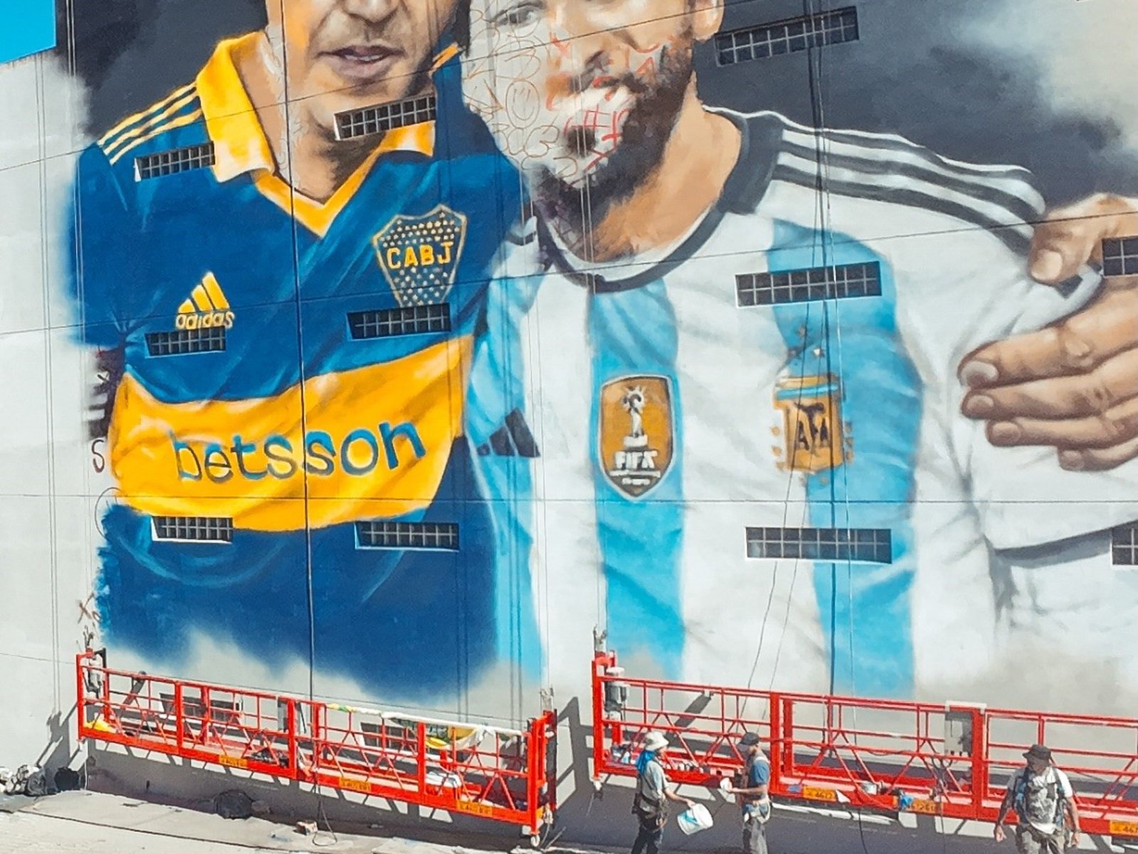 El misterioso mural que apareció frente a la Bombonera con una imagen de Riquelme y Messi que estará listo para el Superclásico