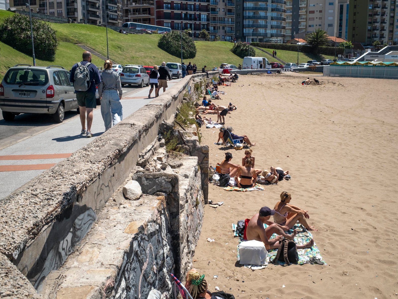 En Mar del Plata salió el sol y los turistas se animaron a ir a la playa en el arranque del fin de semana largo