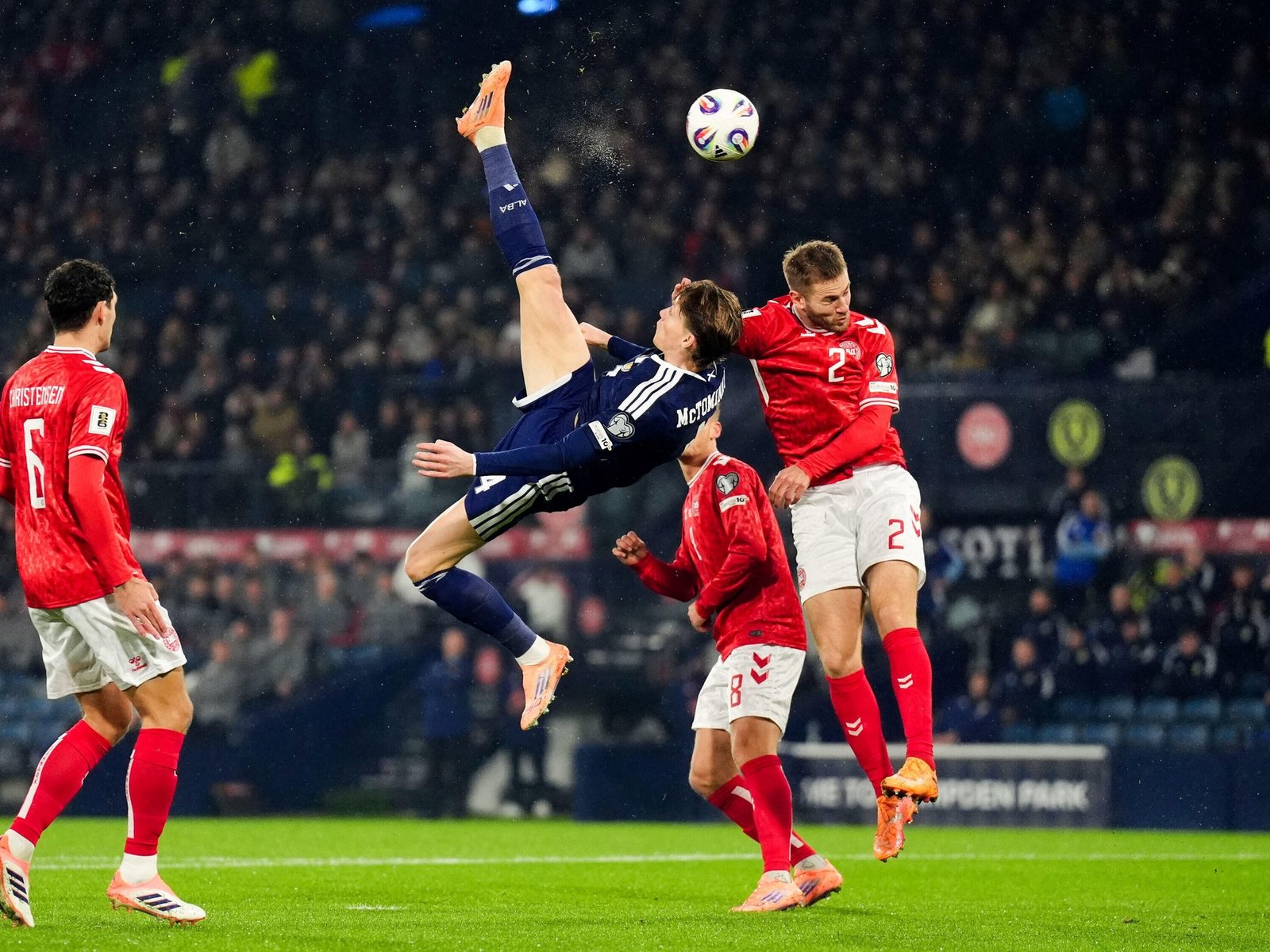 Escocia ganaba con una chilena inolvidable de Scott McTominay pero Dinamarca empató y se está metiendo en el Mundial 2026